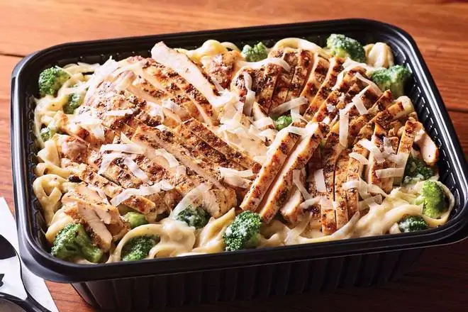 Order Classic broccoli chicken alfredo family bundle - serves 6 food online from Applebee's Grill + Bar store, Fayetteville on bringmethat.com