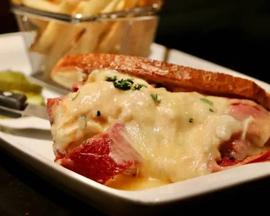 Order Corned Beef Reuben food online from Shannon Rose Irish Pub store, Clifton on bringmethat.com