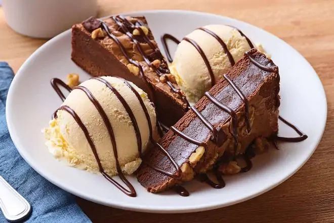 Order Blue Ribbon Brownie food online from Applebee's Grill + Bar store, Fayetteville on bringmethat.com