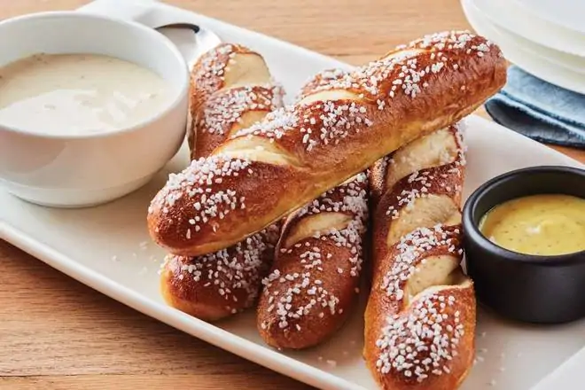 Order Brew Pub Pretzels + Beer Cheese Dip food online from Applebee's Grill + Bar store, Fayetteville on bringmethat.com
